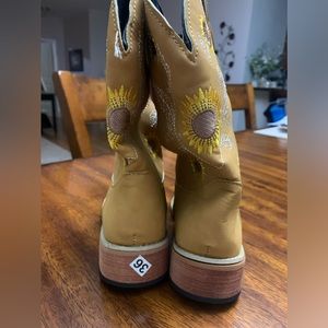 Daisy boots size 36, never worn